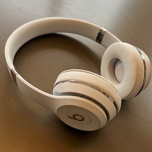 White Beats Solo3 Wireless Headphones
